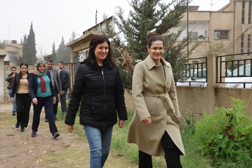 Şandeyeke Rêveberiya Xweser serdana komînan kir