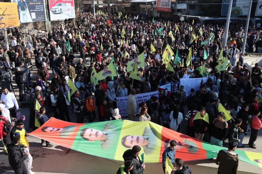 Li Qamişloyê bi hezaran kes ji bo Rêber Abdullah Ocalan kom bûn