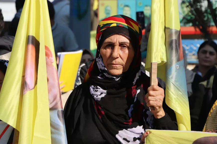 Li Qamişloyê bi hezaran kes ji bo Rêber Abdullah Ocalan kom bûn