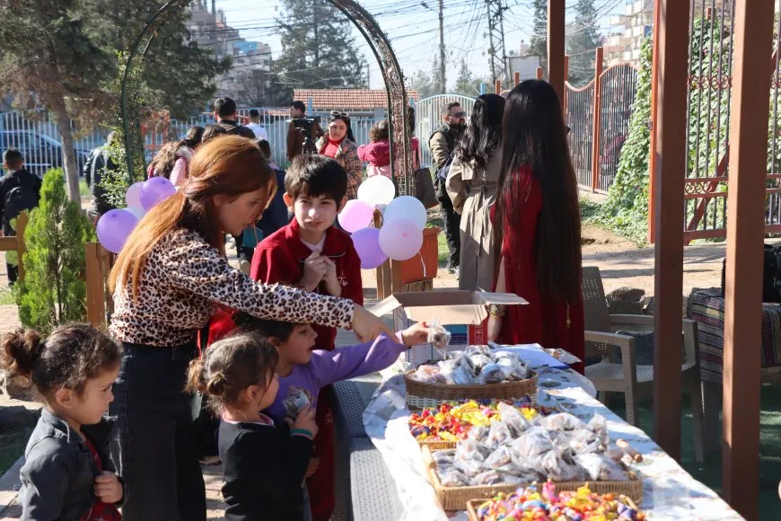 Bi boneya Roja Navneteweyî ya Zarokan li Qamişlo şahî hat lidarxistin