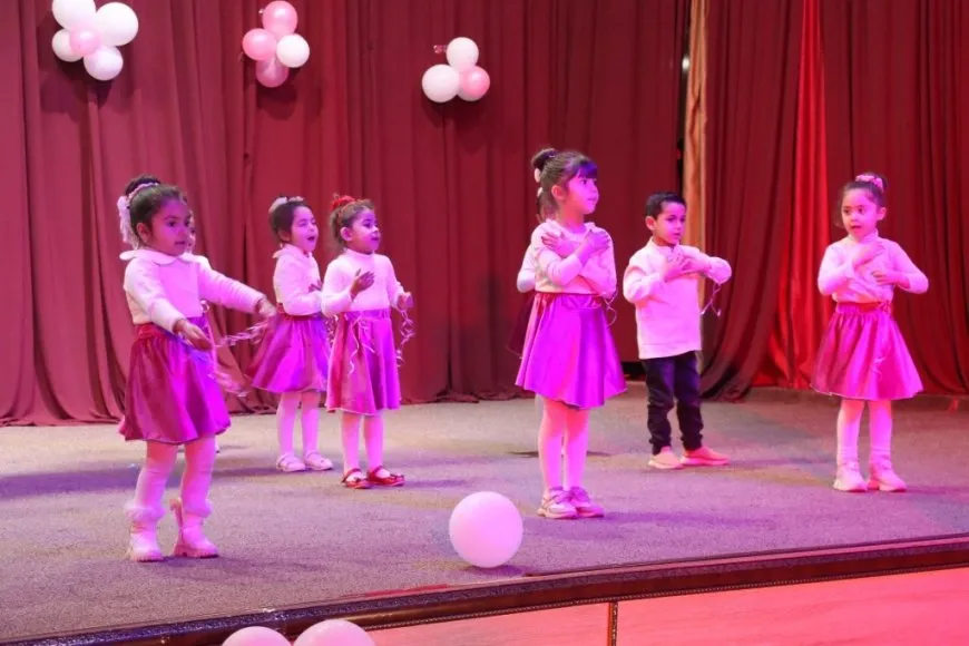 Desteya Jinan şahiyek ji zarokan re li dar xist