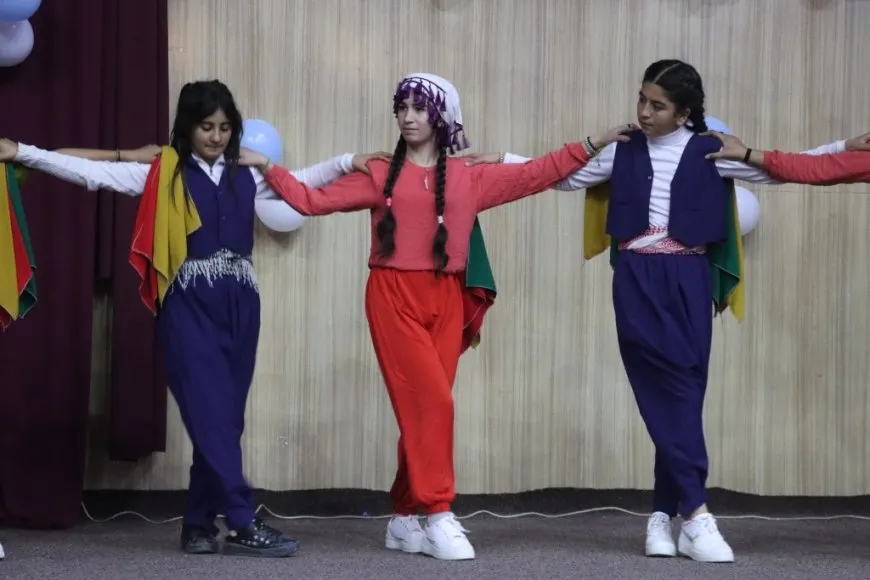 Desteya Jinan şahiyek ji zarokan re li dar xist