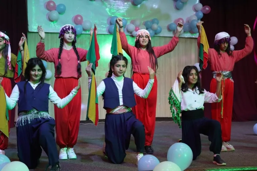 Desteya Jinan şahiyek ji zarokan re li dar xist