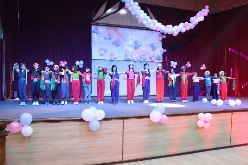 Desteya Jinan şahiyek ji zarokan re li dar xist