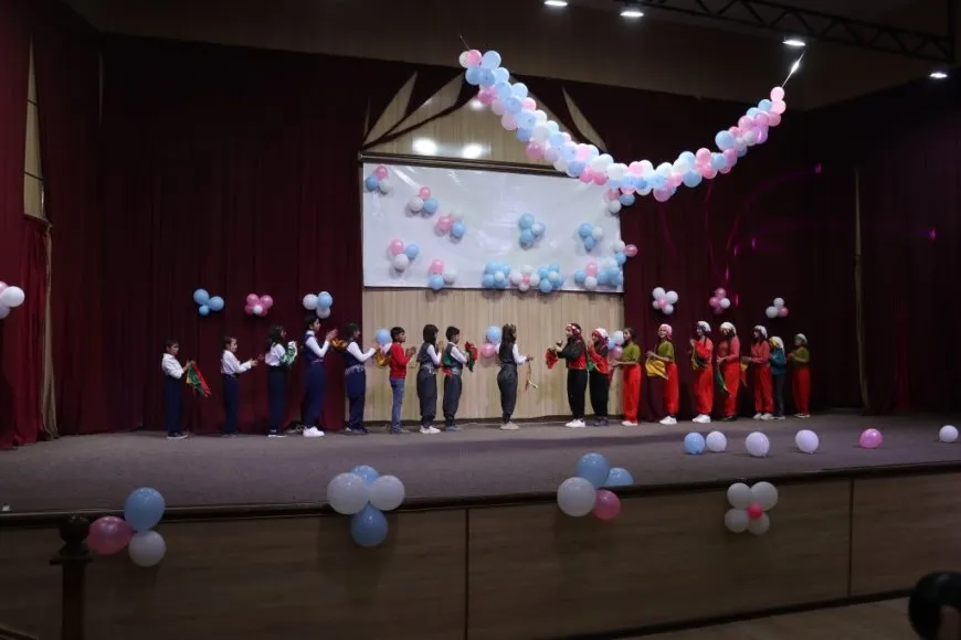 Desteya Jinan şahiyek ji zarokan re li dar xist