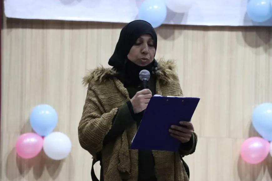 Desteya Jinan şahiyek ji zarokan re li dar xist