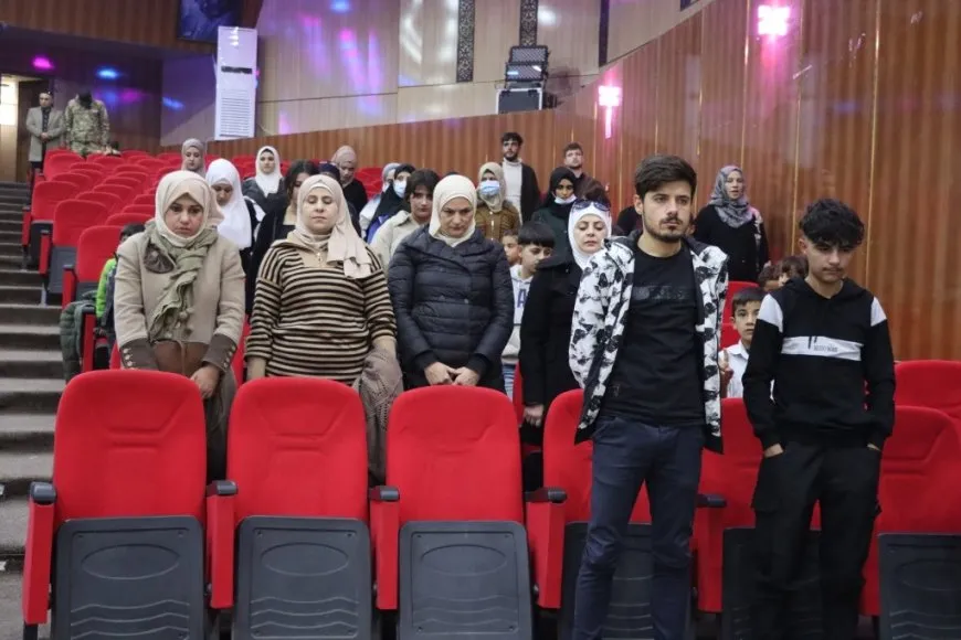 Desteya Jinan şahiyek ji zarokan re li dar xist