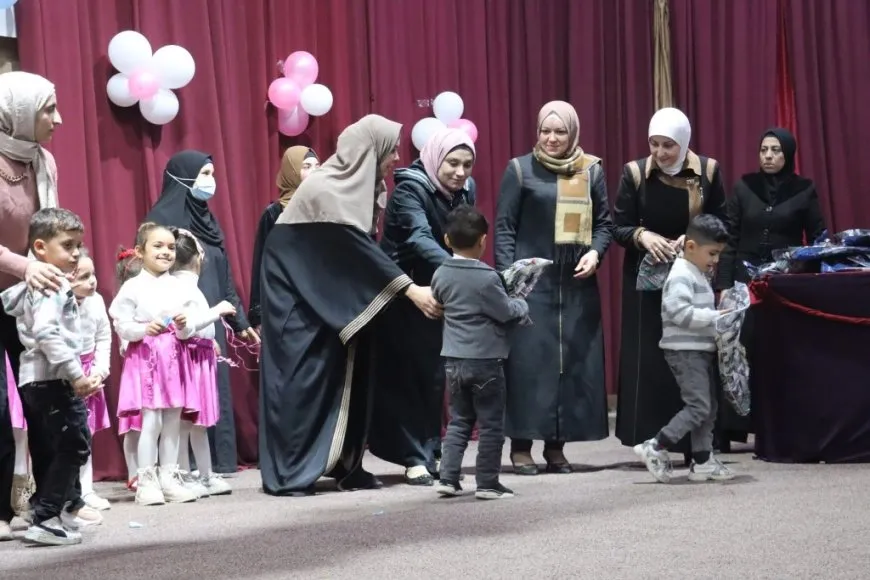 Desteya Jinan şahiyek ji zarokan re li dar xist