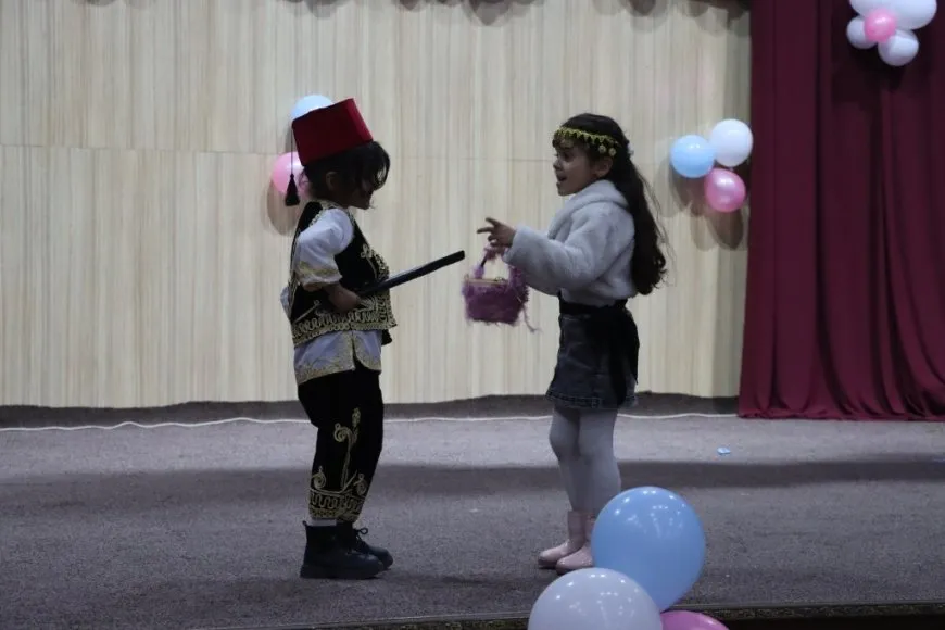 Desteya Jinan şahiyek ji zarokan re li dar xist