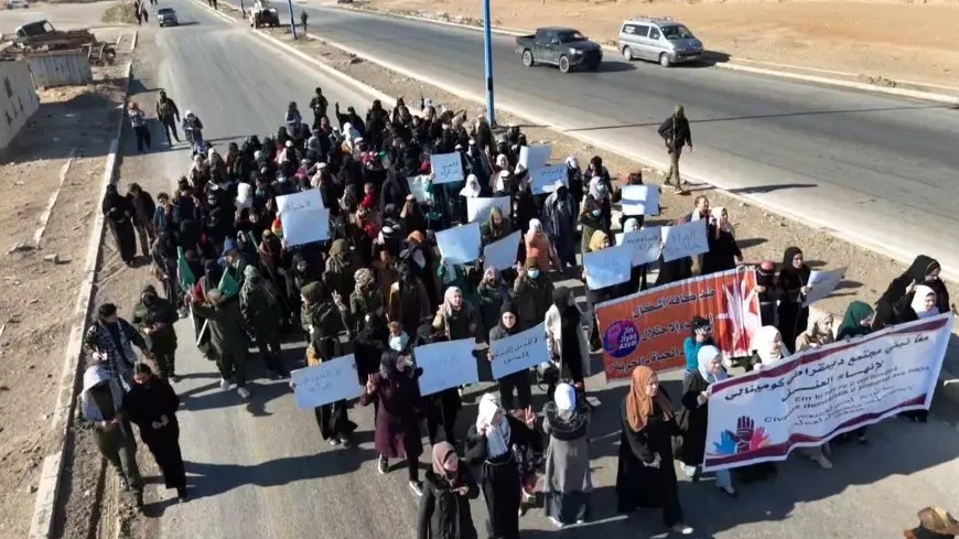Kombûna Zenûbiya bi boneya 25’ê Mijdarê çalakî li dar xistin
