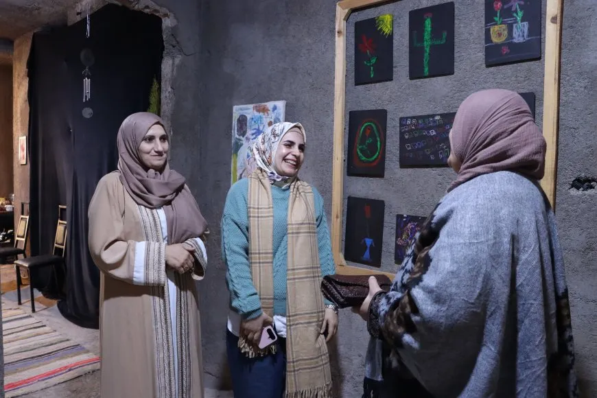Hestên koçberiyê li resiman dineqişînin