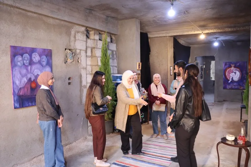 Hestên koçberiyê li resiman dineqişînin