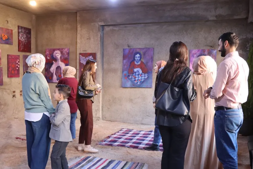 Hestên koçberiyê li resiman dineqişînin