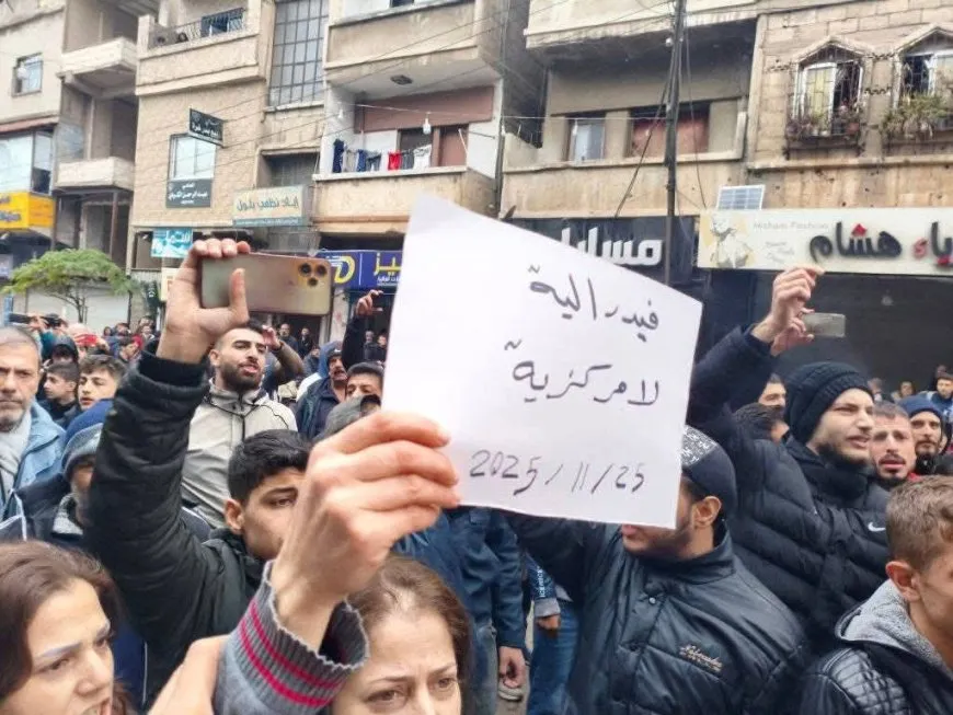 Hêzên hikumeta veguhêz xwepêşandêr gulebaran kirin