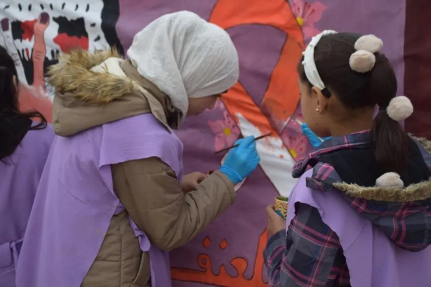 Tabiloyeke hunerî peyama li dijî tundiya li ser jinan dide