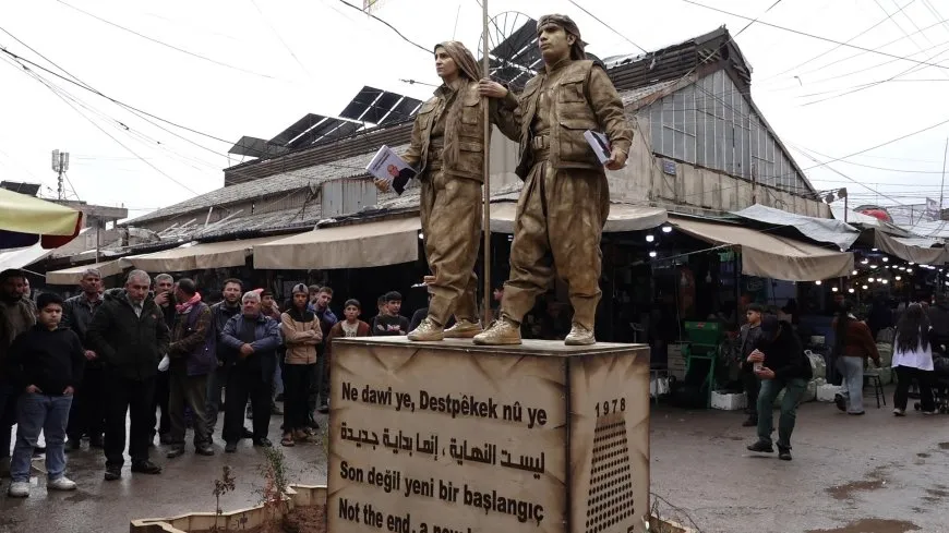 Ji bo 47`salên berxwedanê, 47`deqe peykerên zindî