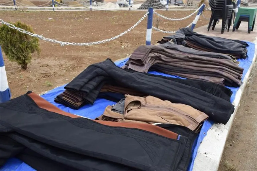 Ciwanekî koçber debara xwe bi firotina ebayan dike