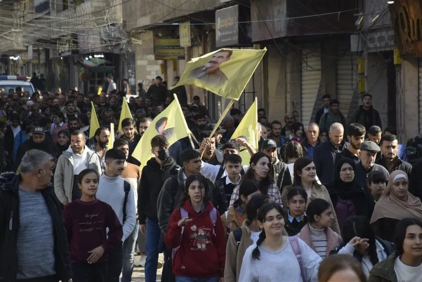 Gel li 2 bajaran meşiyan: Dem dema azadiya Rêber Apo ye
