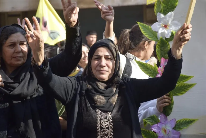 Gel li 2 bajaran meşiyan: Dem dema azadiya Rêber Apo ye