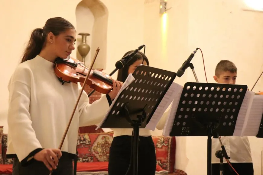 Xwendekarên Zanîngeha Helebê çalakiyek hunerî li dar xist