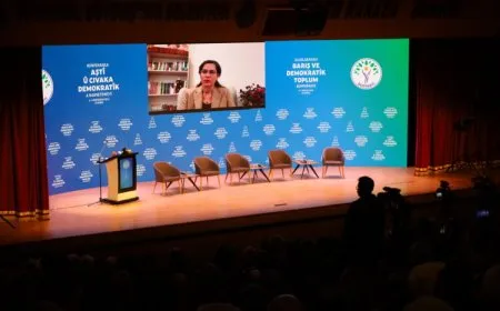 Îlham Ehmed: Em dixwazin Bi Tirkiyeyê aştiyê nîqaş bikin