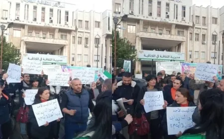Karmendên ji kar hatine derxistin biryarên hikumeta veguhêz protesto kirin