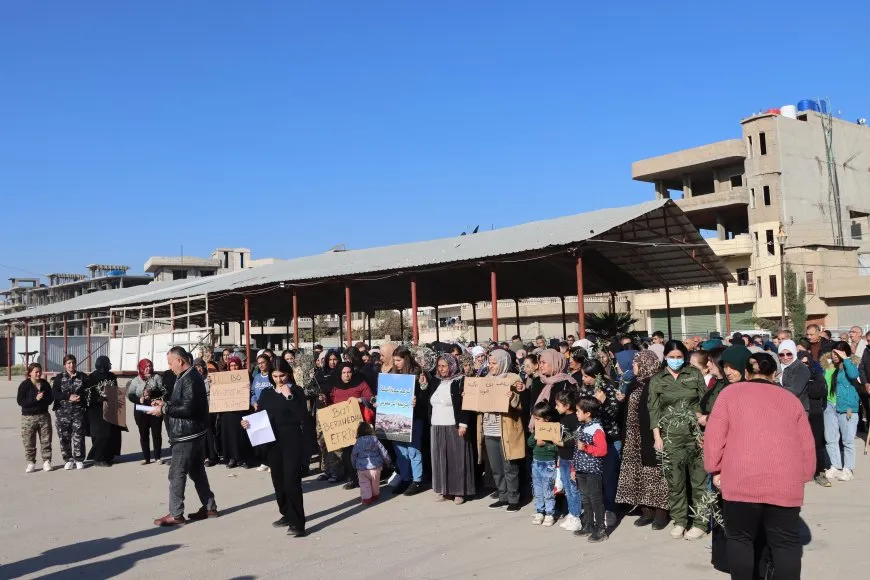 Koçberên ji Efrîn û Şehbayê daxwaza vegera ewle kir
