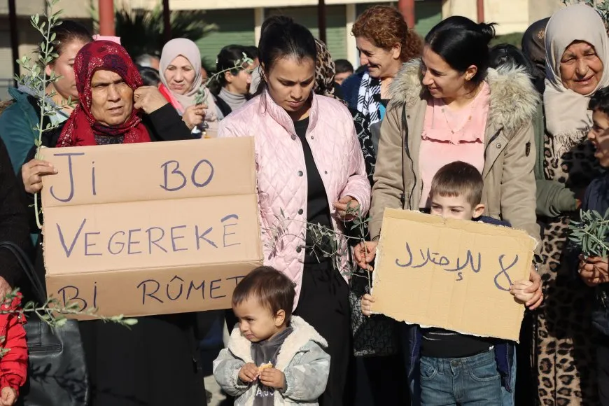 Koçberên ji Efrîn û Şehbayê daxwaza vegera ewle kir