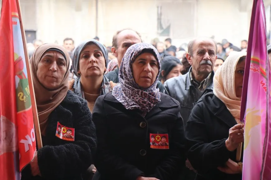 Xelkê Helebê 2 gerîla bi bîr anîn, sersaxî da malbata şehîdekî