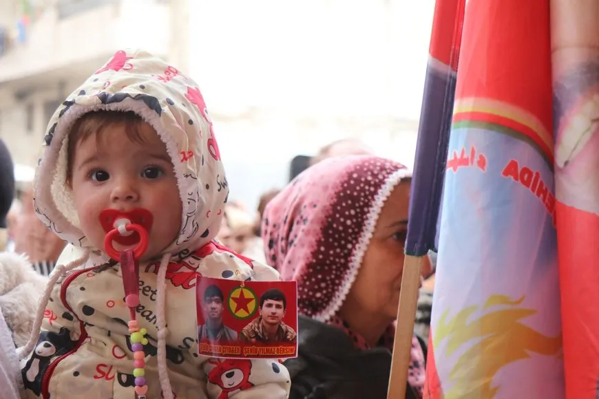 Xelkê Helebê 2 gerîla bi bîr anîn, sersaxî da malbata şehîdekî