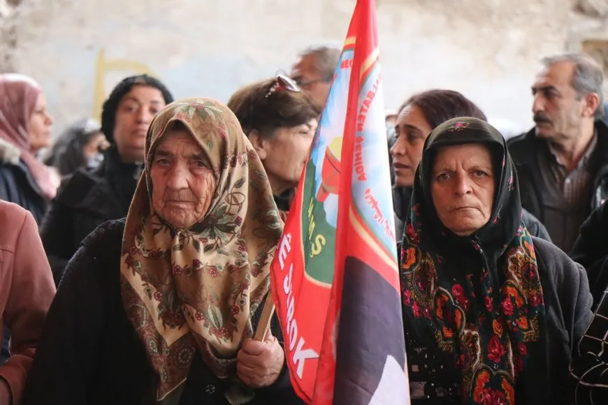 Xelkê Helebê 2 gerîla bi bîr anîn, sersaxî da malbata şehîdekî