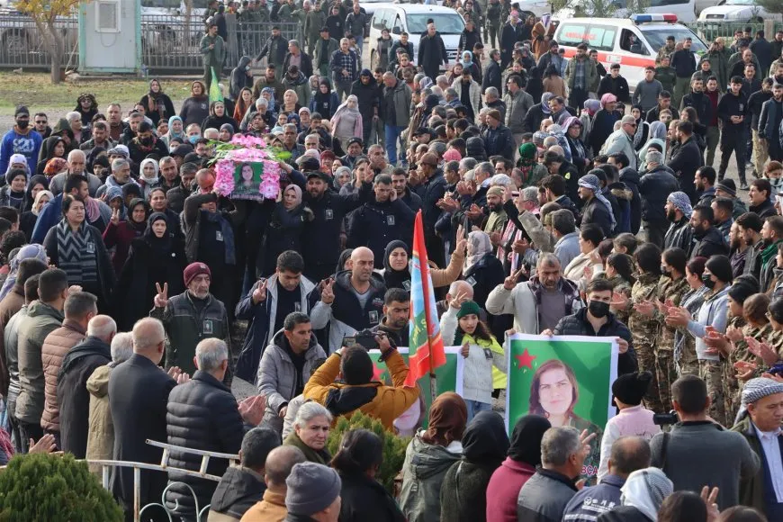 Bi sedan kesî cenazeyê şehîd Azadî Helebce oxir kir