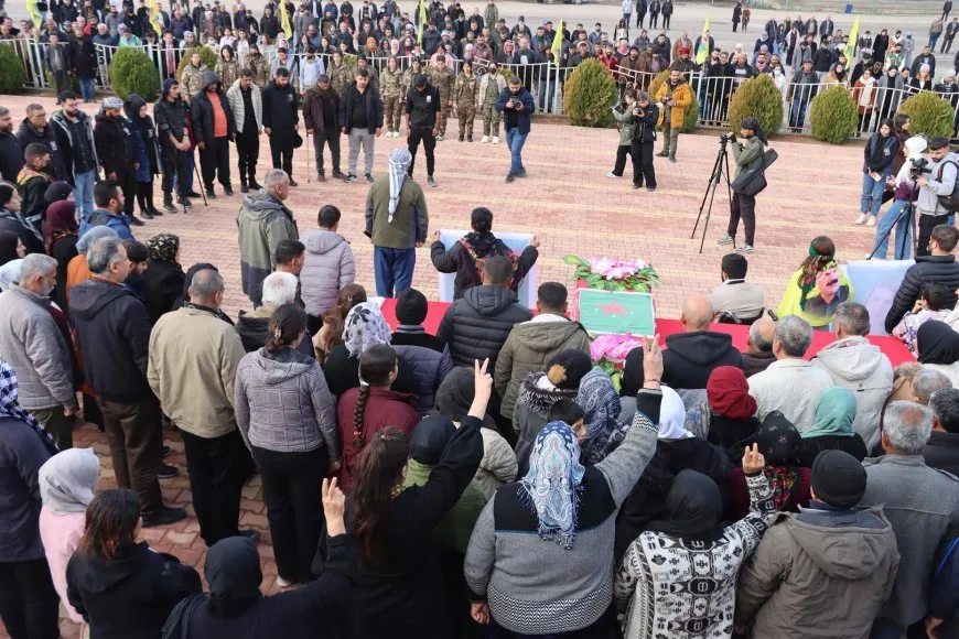Bi sedan kesî cenazeyê şehîd Azadî Helebce oxir kir