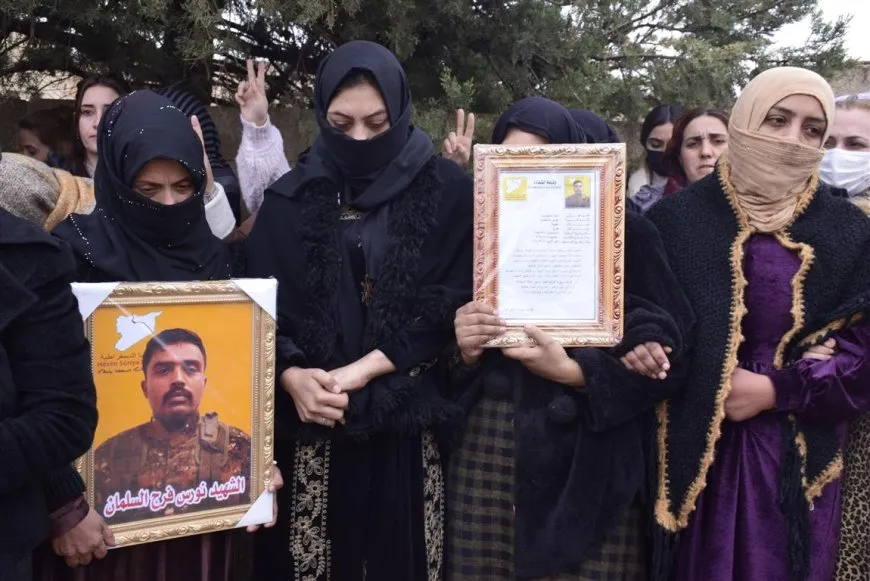 Bi sedan kesî serdana şîna şehîd Şiyar kir