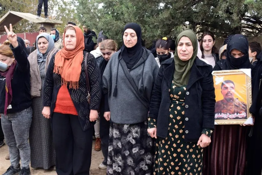Bi sedan kesî serdana şîna şehîd Şiyar kir