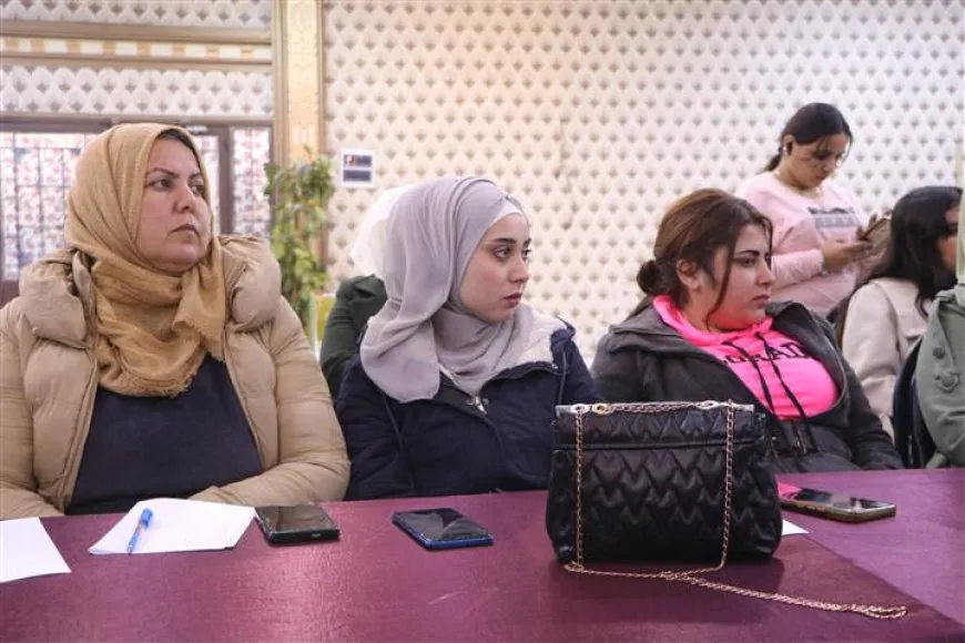 Yekitiya Jinên Ciwan li Hesekê panelek li dar xist