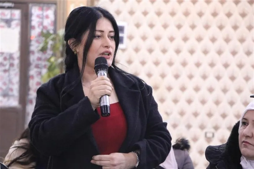 Yekitiya Jinên Ciwan li Hesekê panelek li dar xist