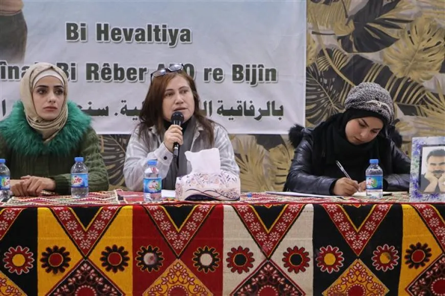 Yekitiya Jinên Ciwan li Hesekê panelek li dar xist