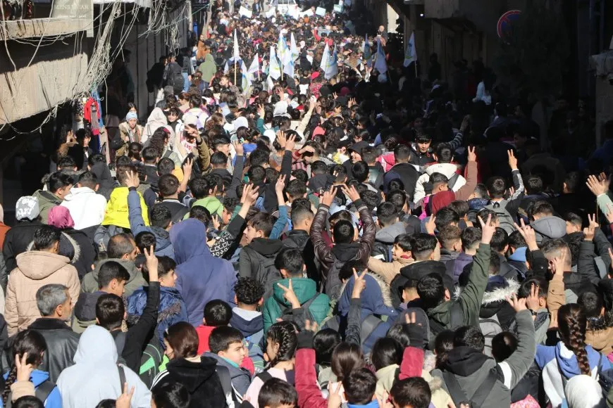 Bi hezaran xwendekar li dijî ambargoyê meşiyan