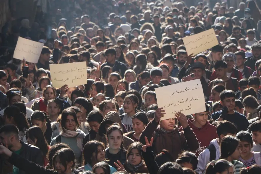 Bi hezaran xwendekar li dijî ambargoyê meşiyan