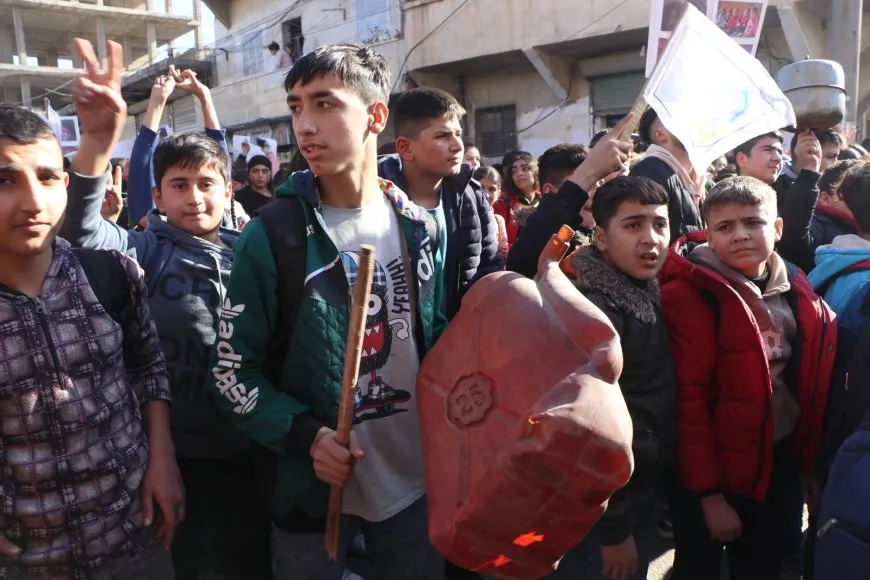 Bi hezaran xwendekar li dijî ambargoyê meşiyan