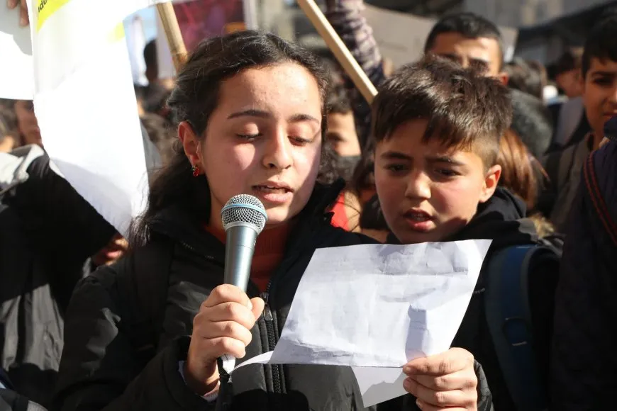 Bi hezaran xwendekar li dijî ambargoyê meşiyan