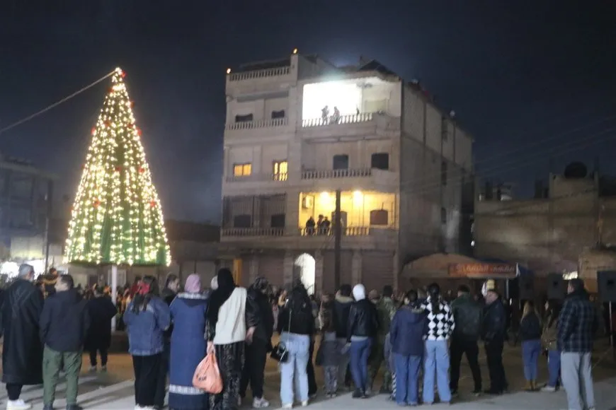 Li Hesekê çirayên dara sersalê hatin vêxistin