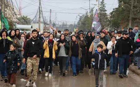 Ji bo taxên Helebê koçberên Efrînê li ber avahiya NY`ê çalakî kir