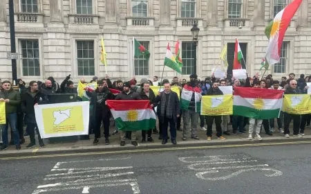 Kurdan li ber avahiya hikumeta Brîtanyayê xwepêşandanek li dar xist