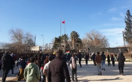 Li Qamişlo bi hezaran kes li ber deriyê Nisêbînê kom bûne