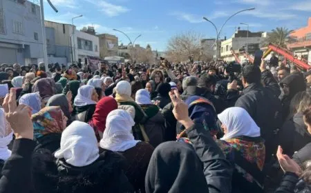 Li Nisêbînê bi hezaran kes meşiyan: Em xwedî li Rojava derkevin