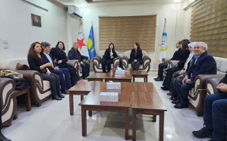 Şandeya DEM Partiyê û saziyên Bakurê Kurdistanê serdana PYD’ê kir 