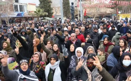 Deh hezaran kes li sînorê Kobanê kom bûne