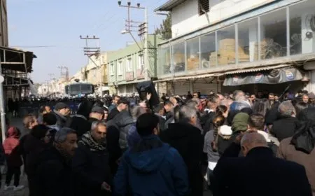 Li Nisêbînê û Rihayê gelê Kurd e" ber bi sînor ve meşiyan